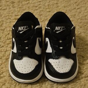 Nike (Dunk Low)Black and White Baby Low-Top Sneakers Size 2C Excellent Condition